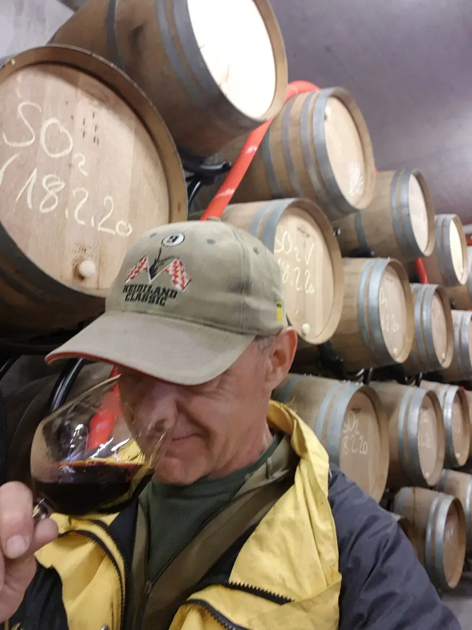 Peter Flisch verkostet Wein im Fasskeller